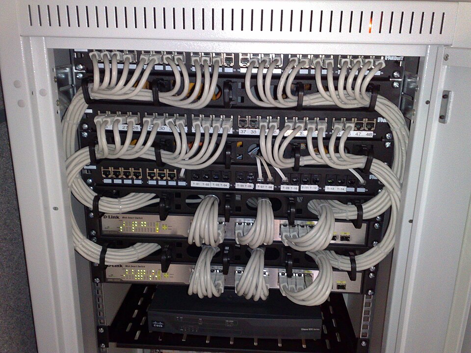 19-inch rack-mount patch panels and switches with combed cabling